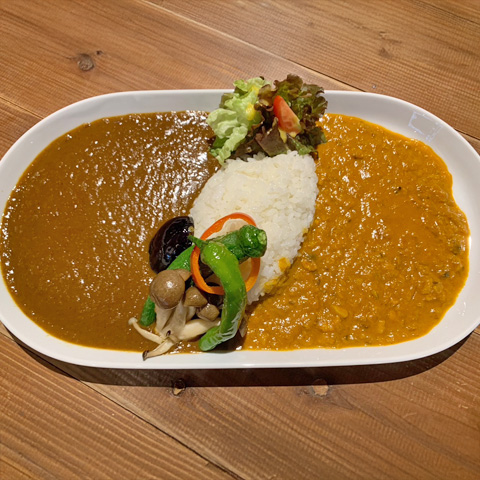 あいがけカレー（プレーンカレー×エビカレー）
